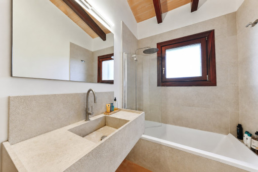 Modernes Badezimmer mit Badewanne und Fenster