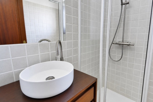 Modernes Badezimmer mit Dusche und Waschbecken