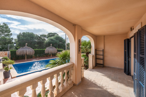 Sonnige Terrasse mit Poolblick