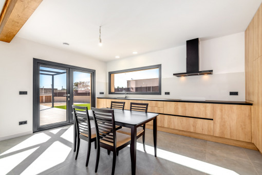 Moderne Küche mit Terrassenzugang