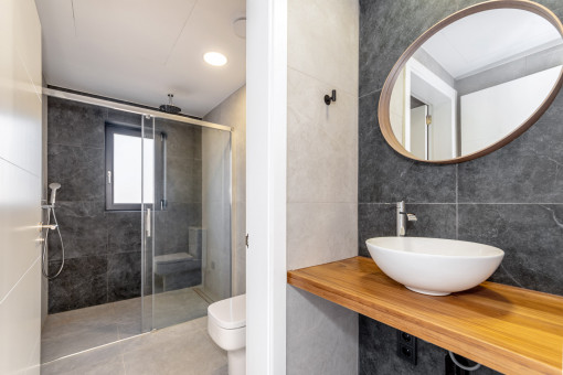 Modernes Duschbadezimmer