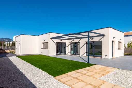 Passivhaus und Terrasse