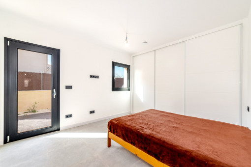 Schlafzimmer mit Zugang nach Außen