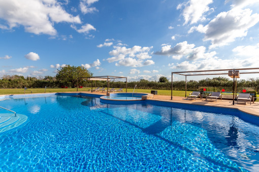 Fantastischer Poolbereich mit Sonnenterrassen
