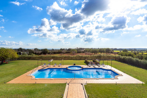 Großer 10 x 20 m Pool