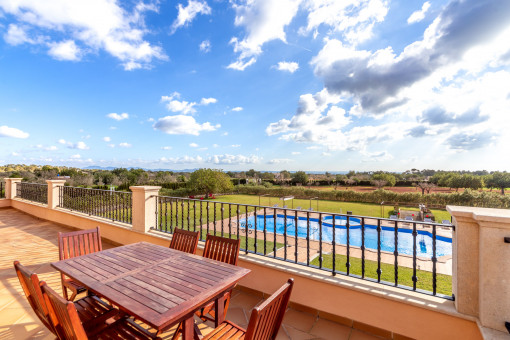 Obere Terrasse mit Blick zum Pool