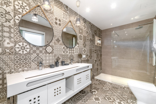 Badezimmer mit ebenerdiger Dusche