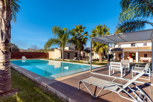 Sonniger Poolbereich