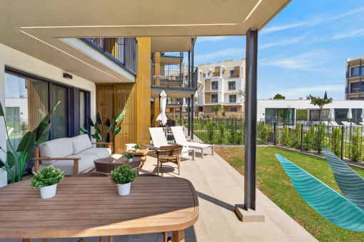 Überdachte Terrasse mit privatem Garten 