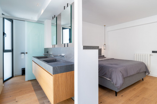 Master Bedroom mit Badezimmer