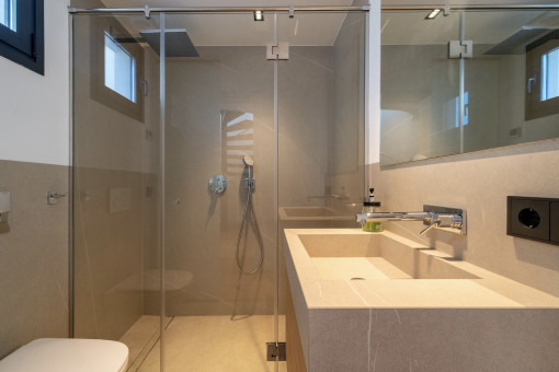 Eines von 3 Badezimmern