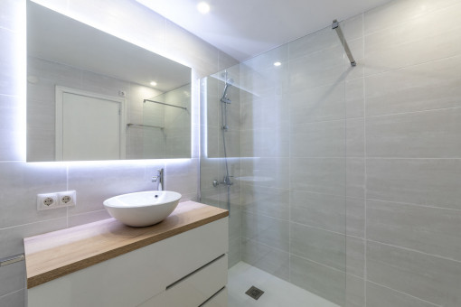 Zweites Duschbadezimmer