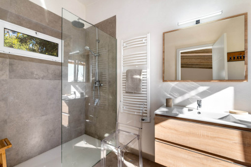 Modernes Badezimmer