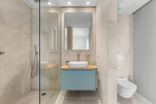 Bad en suite mit Natursteinelementen