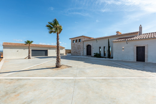 Frontansicht des Hauses mit Garage