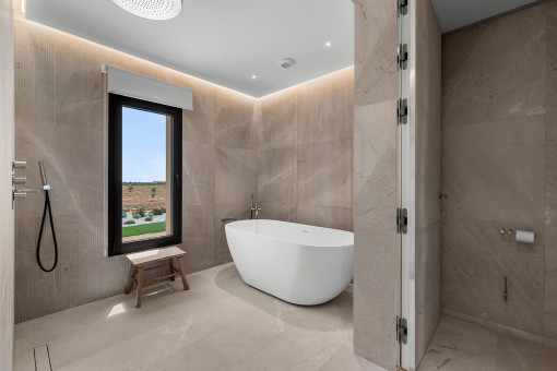 Luxuriöses Masterbad mit Naturstein und stilvoller Badewanne