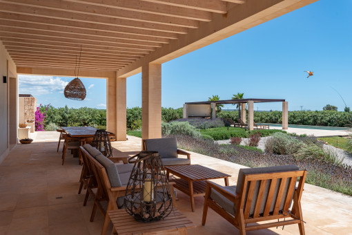 Überdachte Terrasse mit traumhaftem Blick in den Garten und auf den Poolbereich