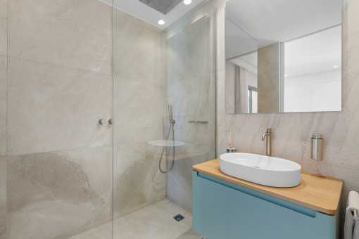 Elegantes Bad en suite mit Dusche