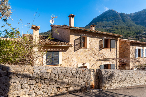 Dorfhaus mit herrlichem Weitblick auf die Berge und das Meer im malerischen Dorf Deiá