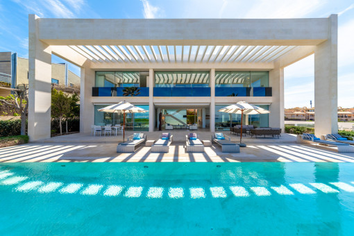Fantastische Luxus-Villa in erster Linie direkt am Meer in Son Veri Nou