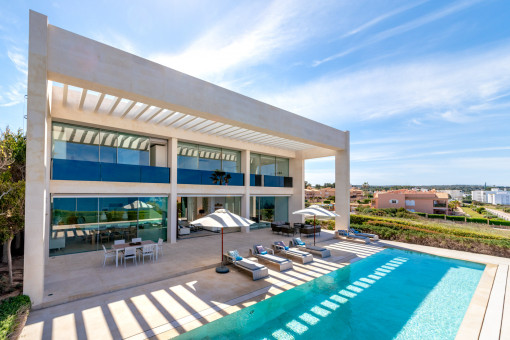 Außenansicht der Villa und Pool
