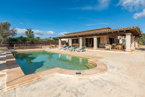 Einladende Natursteinfinca mit Pool und Ferienvermietungslizenz am Dorfrand von Santanyi