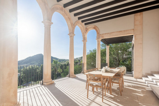 Überdachte Terrasse mit Ausblick