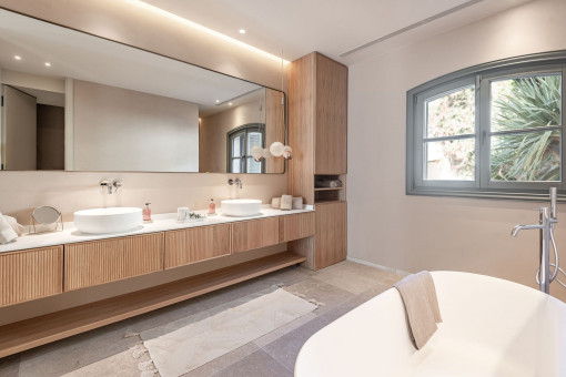 Elegantes Luxusbadezimmer