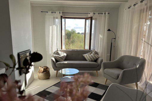 Wohn- und Essbereich mit Kamin