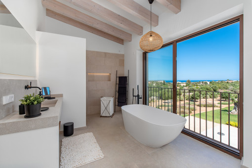 Eines von 5 Badezimmern