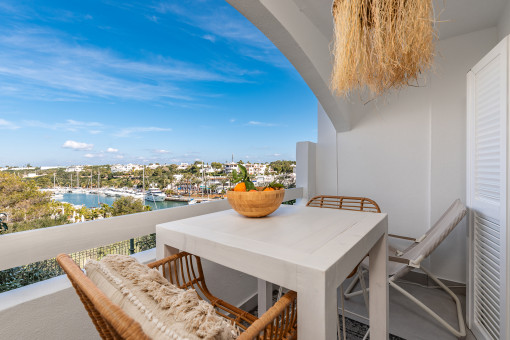 Balkon mit Sitzbereich und Hafenblick