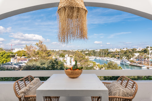 Wohnung im Beachhouse-Stil mit spektakulärem Hafenblick in Cala d`Or