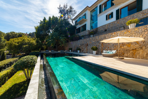 Großer Pool mit Sonnenterrasse
