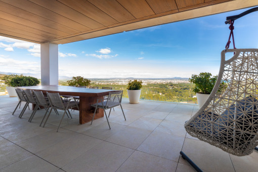 Überdachte Terrasse mit Weitblick