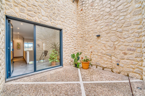 Patio mit Natursteinwand