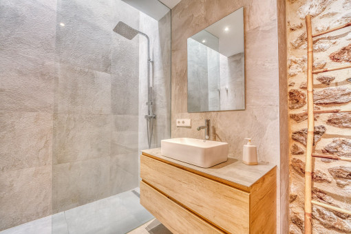 Modernes Badezimmer mit ebenerdiger Dusche