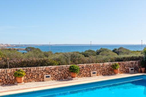 Pool und Meerblick
