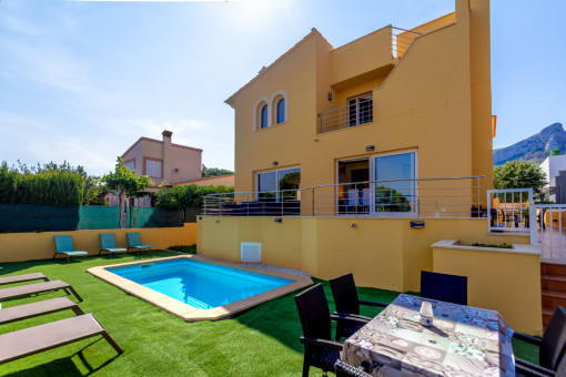 Geräumige Villa mit Pool, Ferienvermietunglizenz und Meerblick in Colónia de Sant Pere