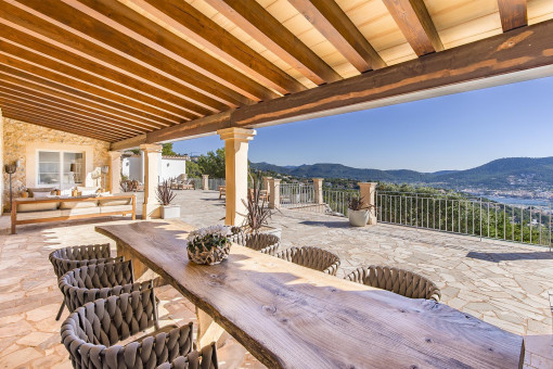 Partiell überdachte Terrasse mit Essbereich