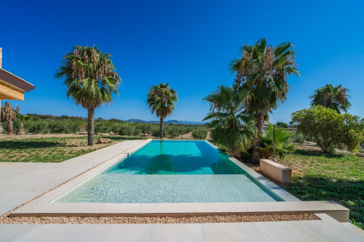 Pool mit Blick bis zur Bucht von Alcúdia