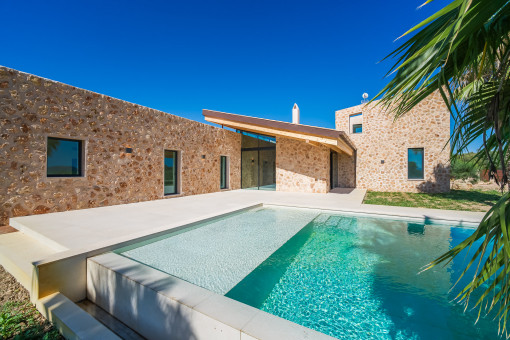 Designerfinca mit großzügiger Innengestaltung und Panoramablick auf die Bucht von Alcudia