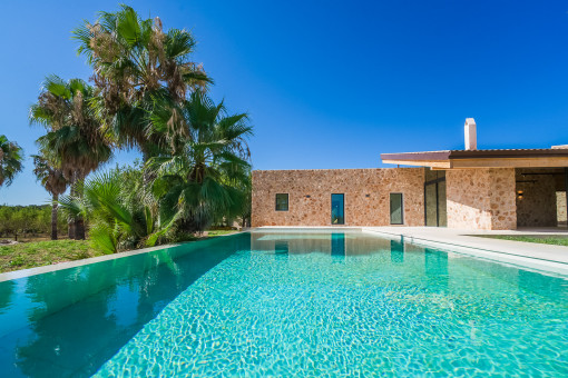 Riesiger Pool