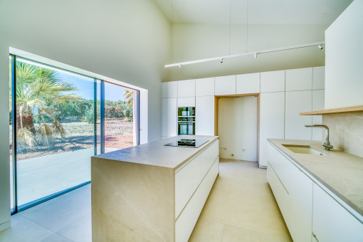 Moderne Küche mit Terrassenzugang