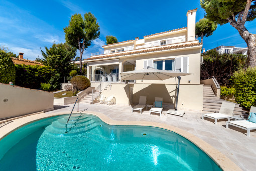 Schöne Ferienvilla mit Vermietungslizenz, Pool und Meerblick in Bendinat