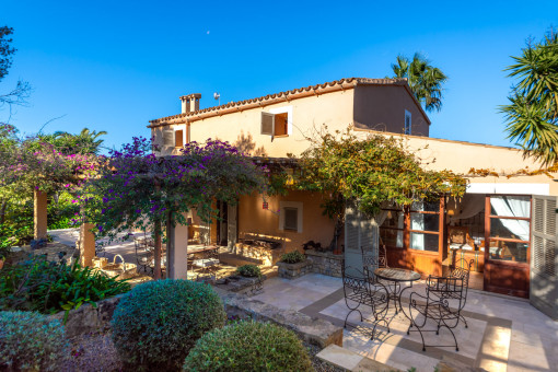 Romantische Finca mit traumhaftem Garten, eigenen Olivenhain und herrlichem Blick ins Tal im Osten Mallorcas