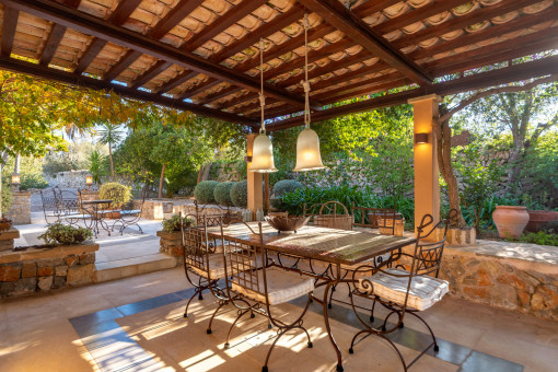 Blick in den Garten von der überdachten Terrasse