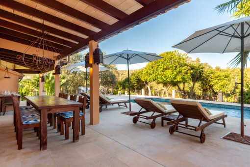 Überdachte Terrasse mit Blick auf den Pool