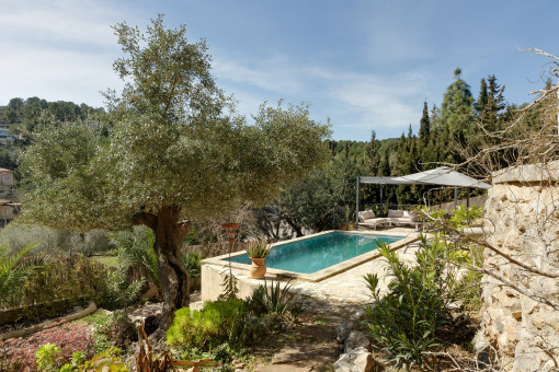 Helle Villa in Esporles mit Pool und Blick in die Natur