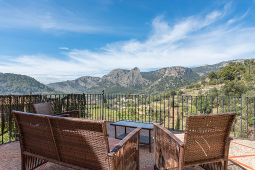 Zwei mallorquinische Häuser mit typischer Steinfassade und spektakulärem Panoramablick in Bunyola