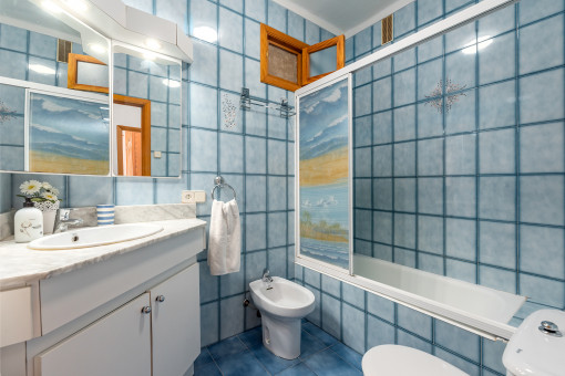 Badezimmer mit Duschwanne
